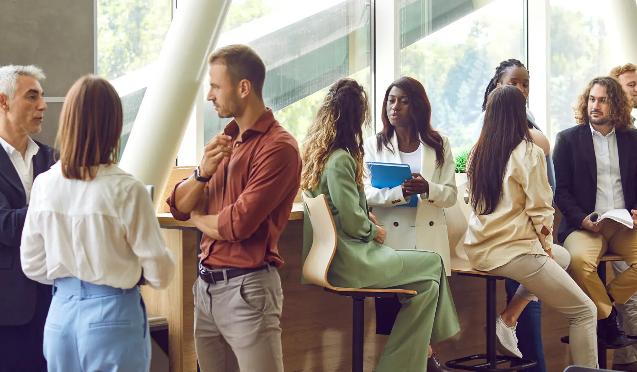 Auditorium rempli lors d’une conférence avec intervenants sur scène