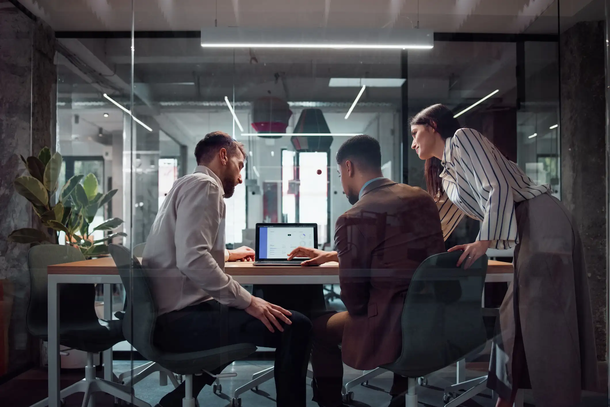 Professionnels analysant des indicateurs de performance numérique